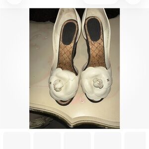 Auth Chanel White Shoes With Rose
Size 38/5